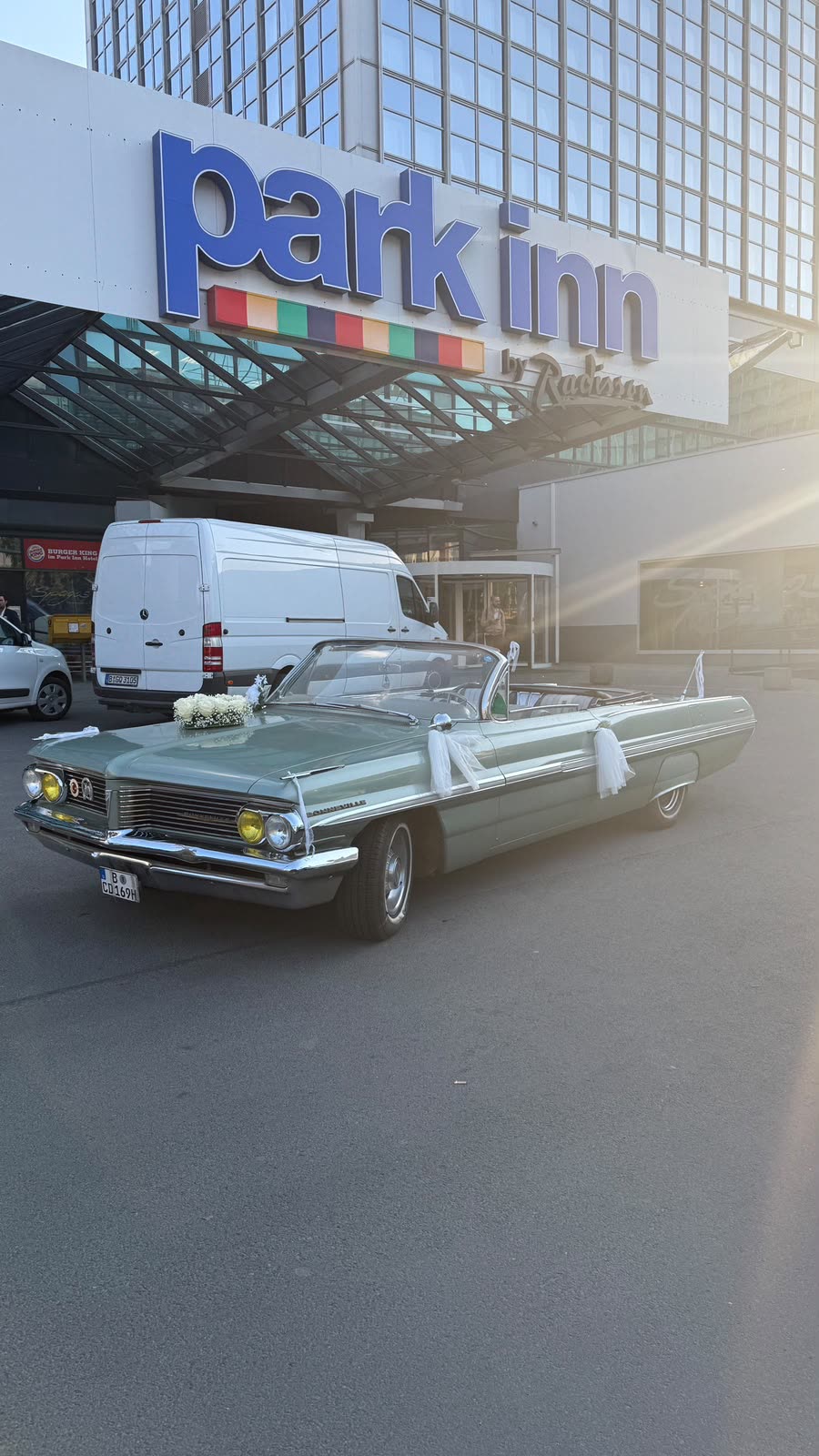 Pontiac Bonneville 1962 mit Blumenschmuck vor Hotel
