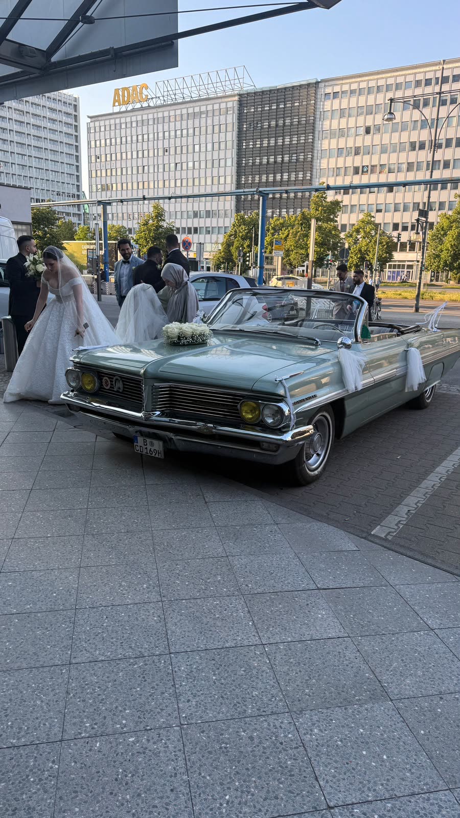 Braut steigt in den Pontiac Bonneville 1962 ein
